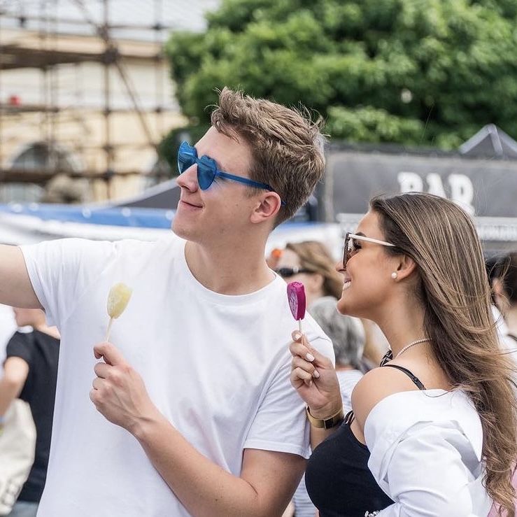 Pár si dělá selfie se dvěma Alkonuky na festivalu
