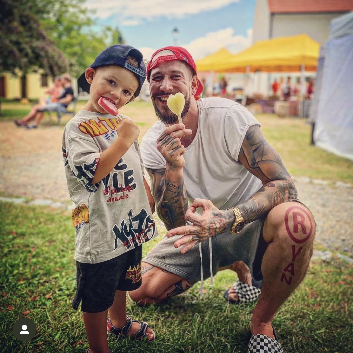 Táta s dítětem drží srdíčkové Alkonuky na letní akci
